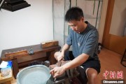 景德镇成都“90后”小伙“十年磨一剑”：从爱好者到守艺人 传播中国文化