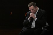 景德镇特斯拉股价收涨超3%：特朗普无意沟通，马斯克父亲劝儿子低头